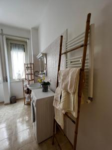 kuchnia ze zlewem i kuchenką z ręcznikami w obiekcie Roma Vatican's Room w Rzymie