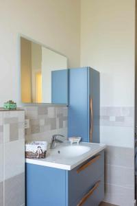 uma casa de banho com um lavatório e um espelho em Ci Vuole Leggerezza Apartment Free Parking em Bolonha