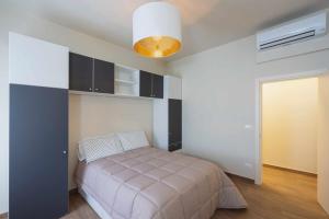 um quarto com uma cama e um tecto em Ci Vuole Leggerezza Apartment Free Parking em Bolonha