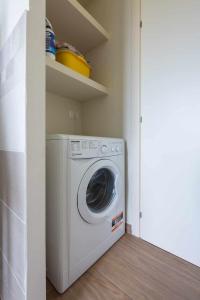 uma máquina de lavar e secar roupa num pequeno quarto em Ci Vuole Leggerezza Apartment Free Parking em Bolonha