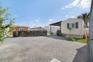 una entrada con una casa y un edificio en Villa roulotte - Sólo familias, en Chiclana de la Frontera