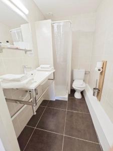 uma casa de banho com um WC, um lavatório e um chuveiro em HOTEL DES CALANQUES em Cassis