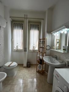 łazienka z umywalką, toaletą i lustrem w obiekcie Roma Vatican's Room w Rzymie +37 zdjęć
