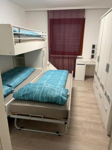 Łóżko lub łóżka piętrowe w pokoju w obiekcie OL Wohnungen
