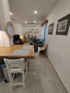斯基羅斯的住宿－Seaside Serenity，用餐室以及带桌椅的起居室。