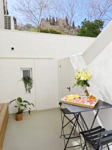 ein Tisch mit Blumen darauf auf einem Balkon in der Unterkunft HOTEL DES CALANQUES Port de Cassis in Cassis
