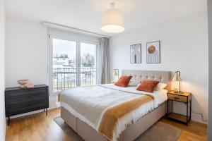 ein weißes Schlafzimmer mit einem großen Bett und einem Fenster in der Unterkunft Arsenaux Residence by Homenhancement in Freiburg im Üechtland