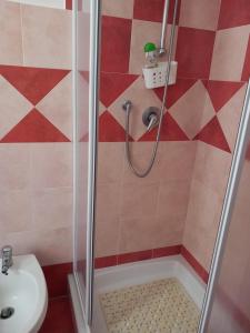 een douche in een badkamer met een toilet en een wastafel bij Casa Arena free parking in Bolsena