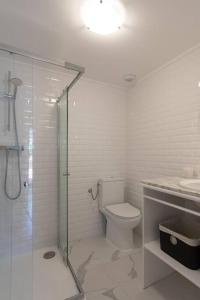 Un baño con ducha, inodoro y lavabo. en L34 Hermès Suite terrace parking AC 2mins SEA, en Saint-Jean-Cap-Ferrat