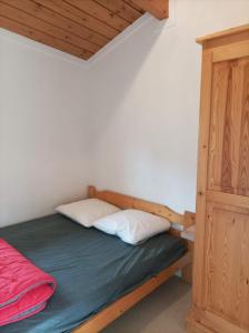 CAMPING DE LA CHALARONNE في Saint-Didier-sur-Chalaronne: غرفة نوم مع سرير بطابقين وخزانة خشبية