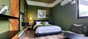にある寄寓 Ji-Yuの緑のベッドルーム(ベッド1台、椅子付)