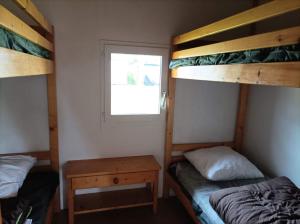 - une chambre avec 2 lits superposés et une fenêtre dans l'établissement CAMPING DE LA CHALARONNE, à Saint-Didier-sur-Chalaronne