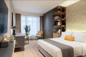 A bed or beds in a room at Dash Living on Prat