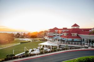 uma vista aérea do clube de um resort em Laguna Cliffs Marriott Resort & Spa em Dana Point