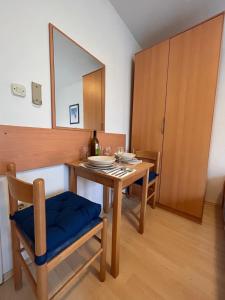 Apartment Alfirev Vodice في فوديس: غرفة طعام مع طاولة وكراسي ومرآة