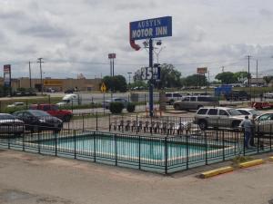 a parking lot with a sign that reads insulin motor inn at Austin Motor Inn in Austin