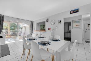 圖盧茲的住宿－Prat d'Albis - Appt avec terrasse，白色的用餐室配有白色的桌椅