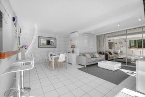 een woonkamer met een bank en een tafel bij Prat d'Albis - Appt avec terrasse in Toulouse