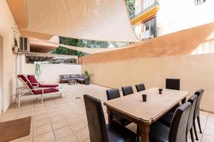 - une salle à manger avec une table et des chaises en bois dans l'établissement Apartamento Ramon y Cajal, à Fuengirola