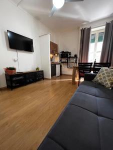 Telewizja i/lub zestaw kina domowego w obiekcie Roma Vatican's Room