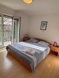 Tempat tidur dalam kamar di Apartment Alfirev Vodice