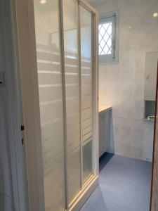 Habitación con baño con ducha acristalada. en Villa Champagne, en Champagne-en-Valromey