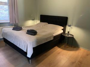 um quarto com uma cama com duas toalhas em Randalín em Åkirkeby