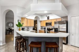 West Haven at Ellis Exclusive Villas في دافِنبورت: مطبخ مع جزيرة كبيرة مع الكراسي