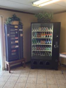 una máquina de refrescos en una habitación con bebidas en ella en Austin Motor Inn, en Austin