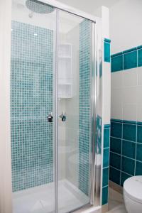 アルゲーロにあるSoleLunaMare Guest Houseのバスルーム(青いタイル張りのシャワー付)
