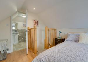 1 dormitorio con 1 cama y baño con ducha en Rose Cottage, en Hawkhurst