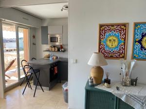 Una cocina o cocineta en Cote Azur vista mare 50 m spiaggia