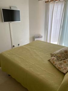 Una cama o camas en una habitación de Cote Azur vista mare 50 m spiaggia 37 fotos más