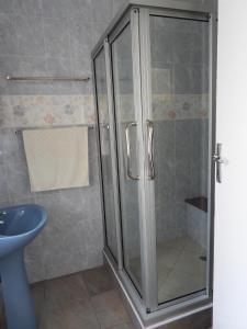 ein Bad mit einer Dusche und einem Waschbecken in der Unterkunft 2 bedroomed apartment with en-suite and kitchenette - 2069 in Harare