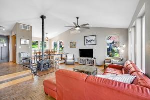 un soggiorno con divano rosso e tavolo di Olympus View Home a Port Ludlow