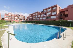 une grande piscine en face de certains bâtiments dans l'établissement Camarote de Algetares, à Algésiras