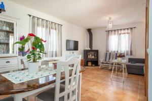 eine Küche und ein Wohnzimmer mit Tisch und Stühlen in der Unterkunft Sa Caseta -Búger- in Búger