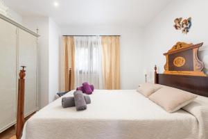 ein Schlafzimmer mit einem Bett mit zwei Stofftieren darauf in der Unterkunft Sa Caseta -Búger- in Búger + 29 Fotos