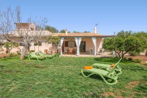 eine Gruppe von Gartenstühlen im Hof eines Hauses in der Unterkunft Sa Caseta -Búger- in Búger