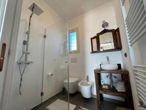 y baño con ducha, aseo y lavamanos. en Residenza SA - tra mare e campagna, en Sannicola