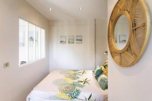 Schlafzimmer mit einem Bett und einem Spiegel in der Unterkunft L36 Sea view terrace 10min walking to sea/Parking & AC in Nizza