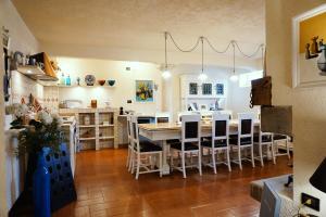 uma cozinha e sala de jantar com mesa e cadeiras em Lake experience! em Marone