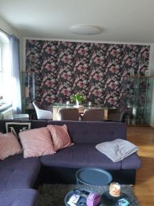 a living room with a purple couch and a table at Ferienwohnung Hoppe 2 in Pattensen