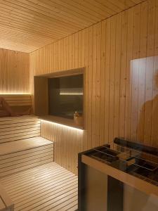 a room with a sauna with a stove in it at Lerchenhof - Haus Wiesengrund in Reestow
