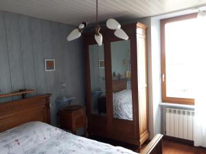 1 dormitorio con espejo grande y cama en Appartement La Roche sur Foron, en La Roche-sur-Foron