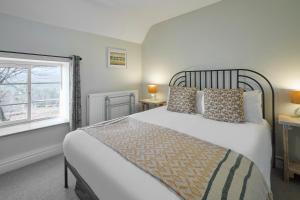 Un dormitorio con una cama grande y una ventana en Host & Stay - Lop Hall, en Danby