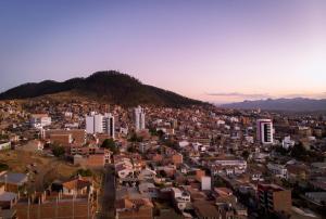 uma vista para uma cidade com uma montanha ao fundo em Monoambiente con vista panorámica em Sucre