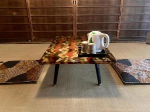 - une table basse avec une théière dans l'établissement Guest House Kingyoya, à Kyoto