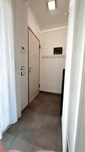 pusty korytarz z drzwiami i pokojem w obiekcie Appartamento Tagliamento 13 - Affitti Brevi Italia w mieście Riccione