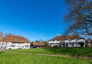 uma casa grande com carros estacionados em frente em The Pump House em Hernehill